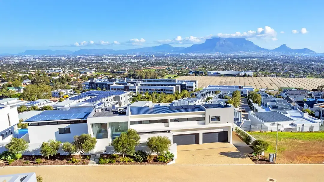 Residence with Table Mountain and Atlantic Views, Baronetcy Estate, Cape Town: photograph 2 of 20