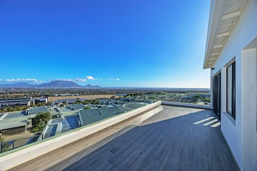 Residence with Table Mountain and Atlantic Views, Baronetcy Estate, Cape Town: photograph 17 of 20