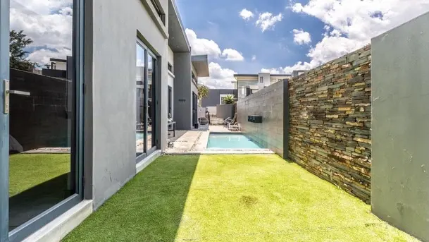 Modern Single-Storey Home, Eye of Africa Golf & Residential Estate, Johannesburg: photograph 9 of 11