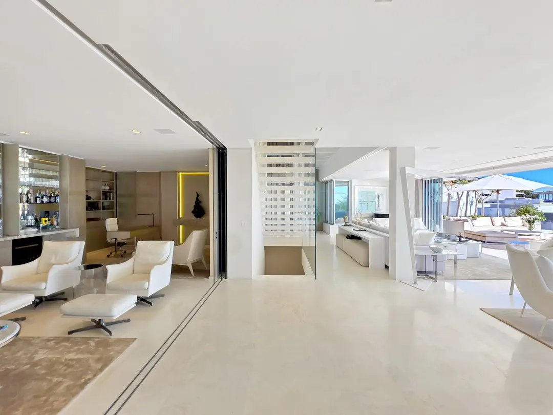 Four-Bedroom Residence with Elevator and Views, Fresnaye, Cape Town: photograph 9 of 20