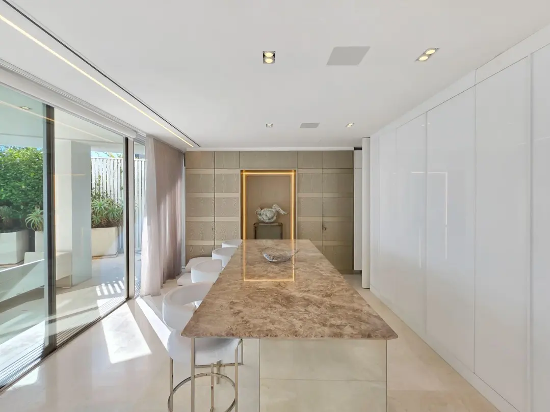 Four-Bedroom Residence with Elevator and Views, Fresnaye, Cape Town: photograph 13 of 20