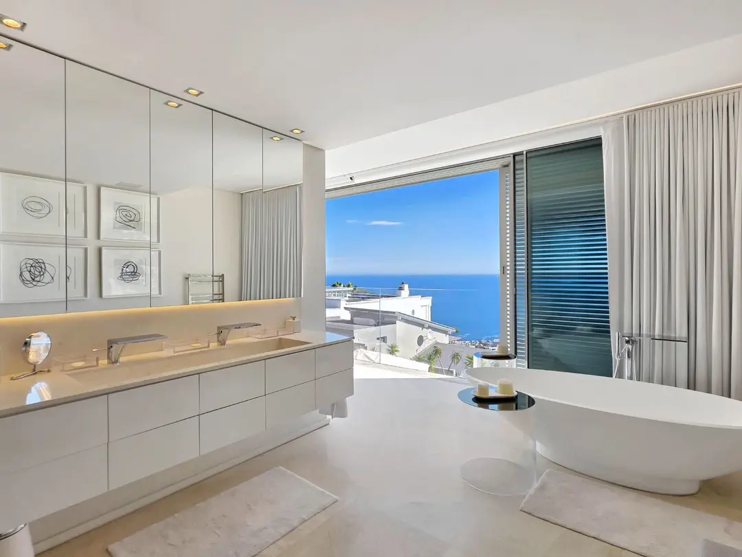 Four-Bedroom Residence with Elevator and Views, Fresnaye, Cape Town: photograph 19 of 20