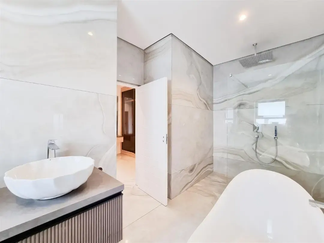 Brand-New Architect-Designed Residence, Izinga Park, Umhlanga: photograph 15 of 20