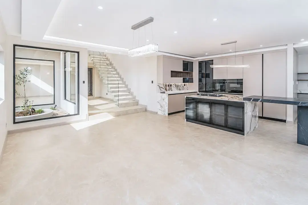 Newly Built Six-Bedroom Residence, Midstream Heights, Centurion: photograph 4 of 20