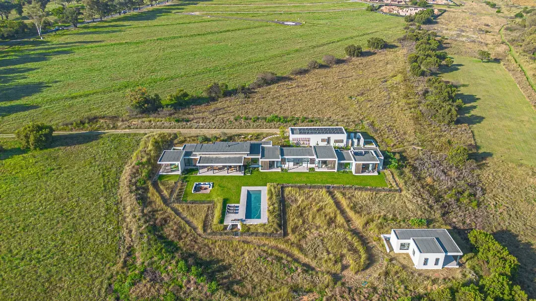 Seven-Bedroom Residence with Guest House, Monaghan Farm, Lanseria: photograph 2 of 20