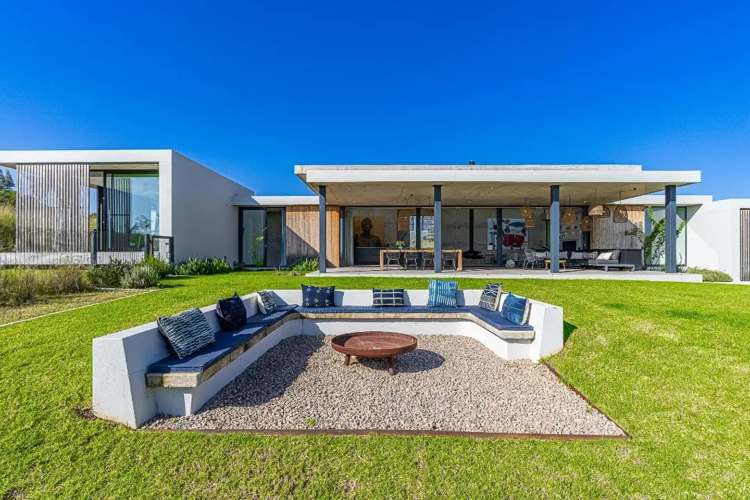 Seven-Bedroom Residence with Guest House, Monaghan Farm, Lanseria: photograph 4 of 20