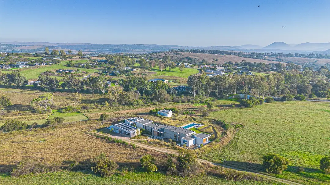 Seven-Bedroom Residence with Guest House, Monaghan Farm, Lanseria: photograph 19 of 20