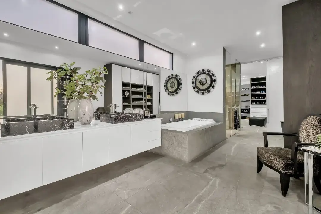 Modern Five-Bedroom Residence, Morningside, Johannesburg: photograph 17 of 20