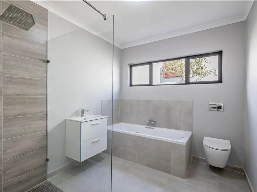 Four-Bedroom Family Home with Pool, Palm Lakes Estate, Ballito: photograph 16 of 19
