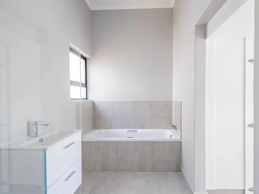 Four-Bedroom Family Home with Pool, Palm Lakes Estate, Ballito: photograph 17 of 19