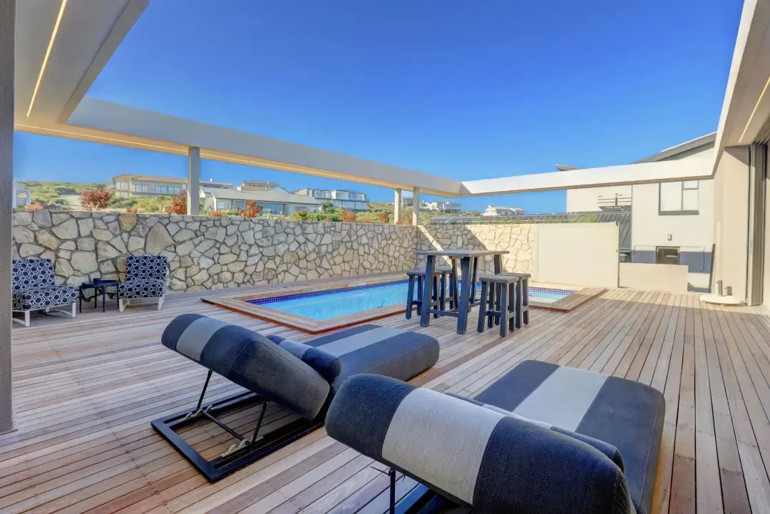 Double-Storey Residence over Fairway and Ocean, Pinnacle Point Golf Estate, Mossel Bay: photograph 6 of 20