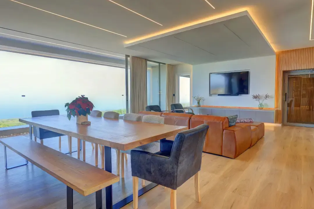 Double-Storey Residence over Fairway and Ocean, Pinnacle Point Golf Estate, Mossel Bay: photograph 9 of 20