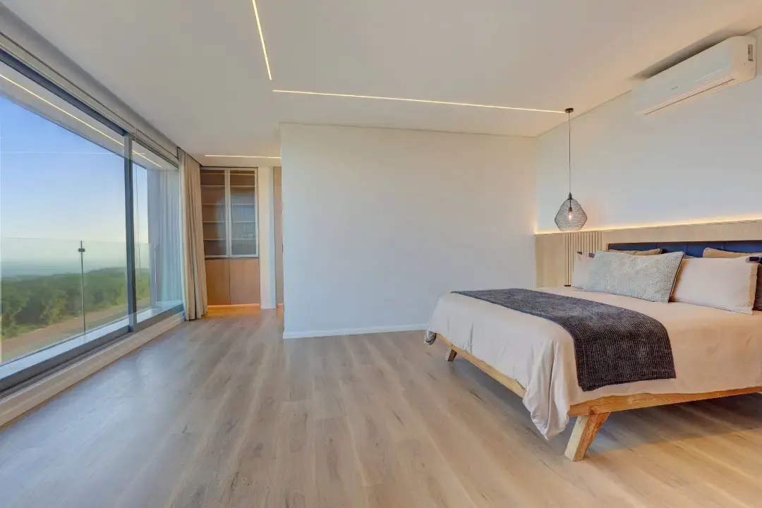 Double-Storey Residence over Fairway and Ocean, Pinnacle Point Golf Estate, Mossel Bay: photograph 15 of 20