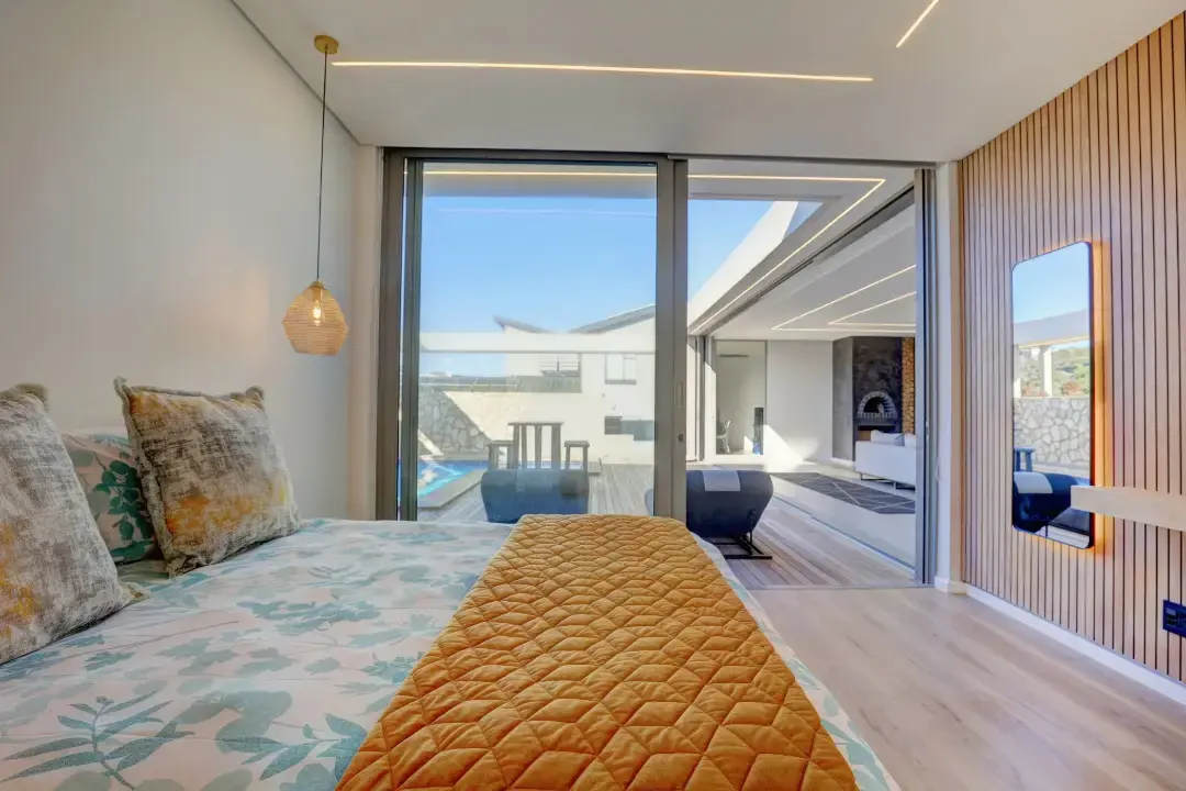 Double-Storey Residence over Fairway and Ocean, Pinnacle Point Golf Estate, Mossel Bay: photograph 17 of 20