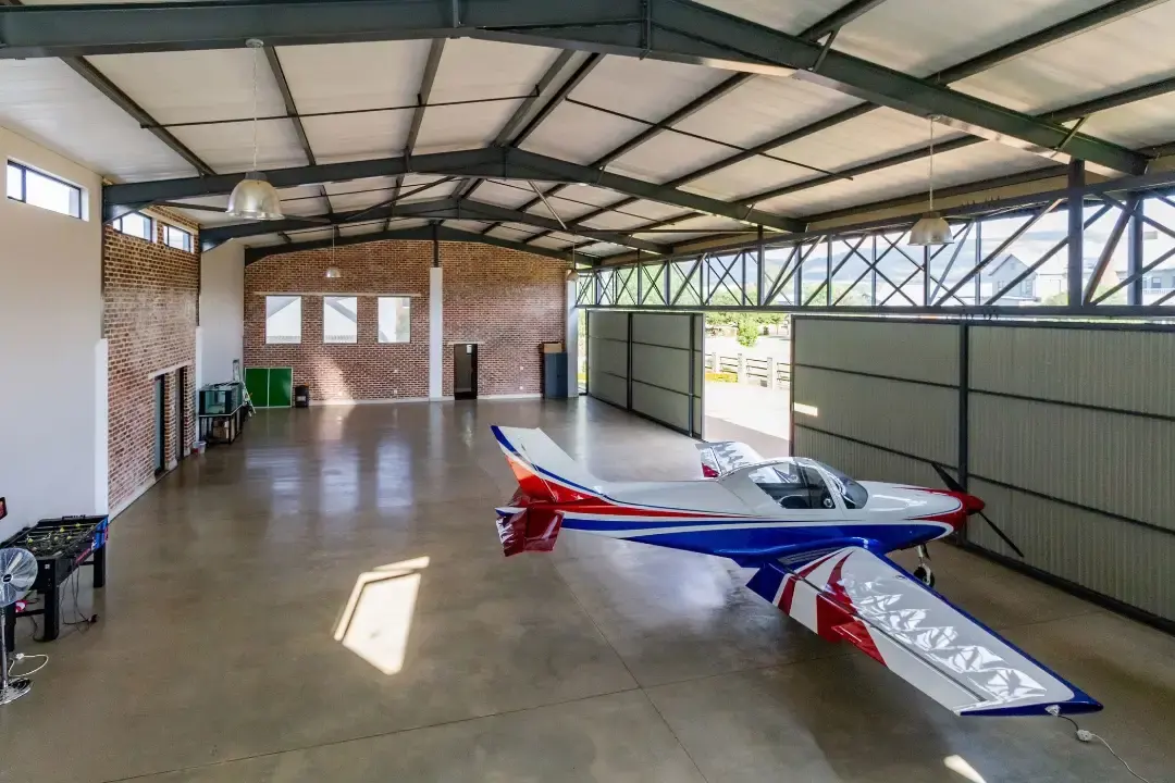 Aviation Residence with Private Hangar: photograph 5