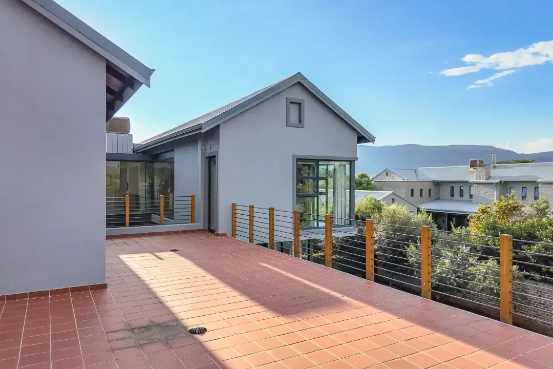 Aviation Residence with Private Hangar, The Coves Estate, Hartbeespoort: photograph 13 of 20