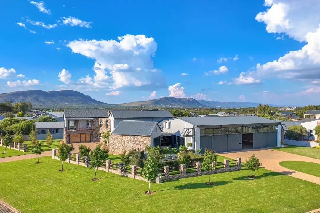 Aviation Residence with Private Hangar, The Coves Estate, Hartbeespoort: photograph 19 of 20