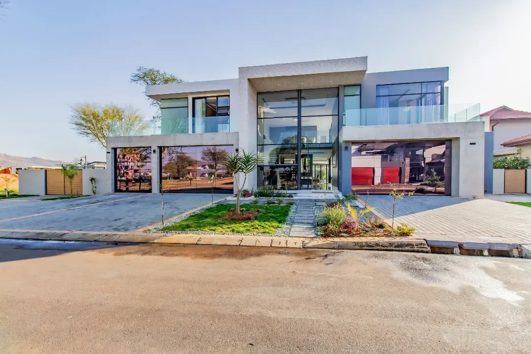 Six-Bedroom Waterfront Residence, The Islands Estate, Hartbeespoort: photograph 2 of 20