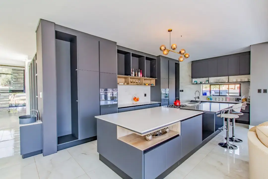 Six-Bedroom Waterfront Residence, The Islands Estate, Hartbeespoort: photograph 11 of 20