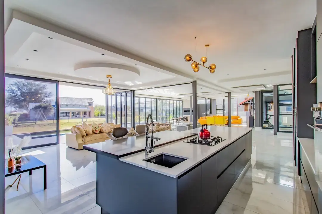 Six-Bedroom Waterfront Residence, The Islands Estate, Hartbeespoort: photograph 12 of 20
