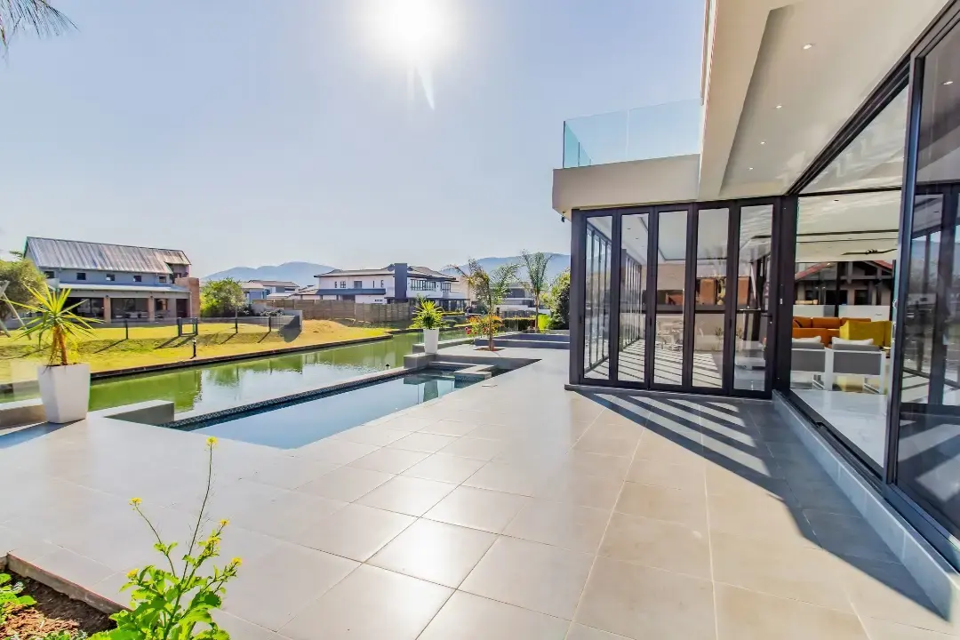 Six-Bedroom Waterfront Residence, The Islands Estate, Hartbeespoort: photograph 13 of 20