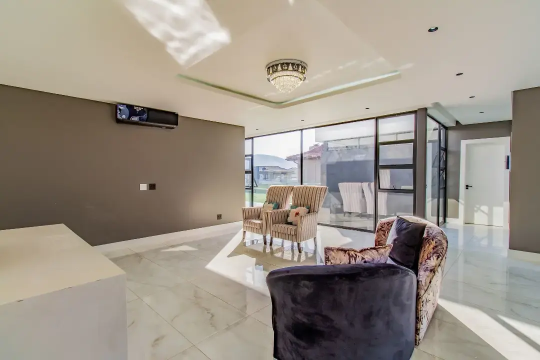 Six-Bedroom Waterfront Residence, The Islands Estate, Hartbeespoort: photograph 15 of 20