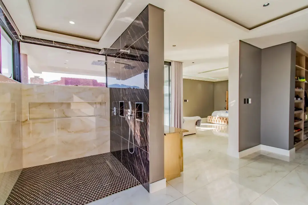 Six-Bedroom Waterfront Residence, The Islands Estate, Hartbeespoort: photograph 16 of 20