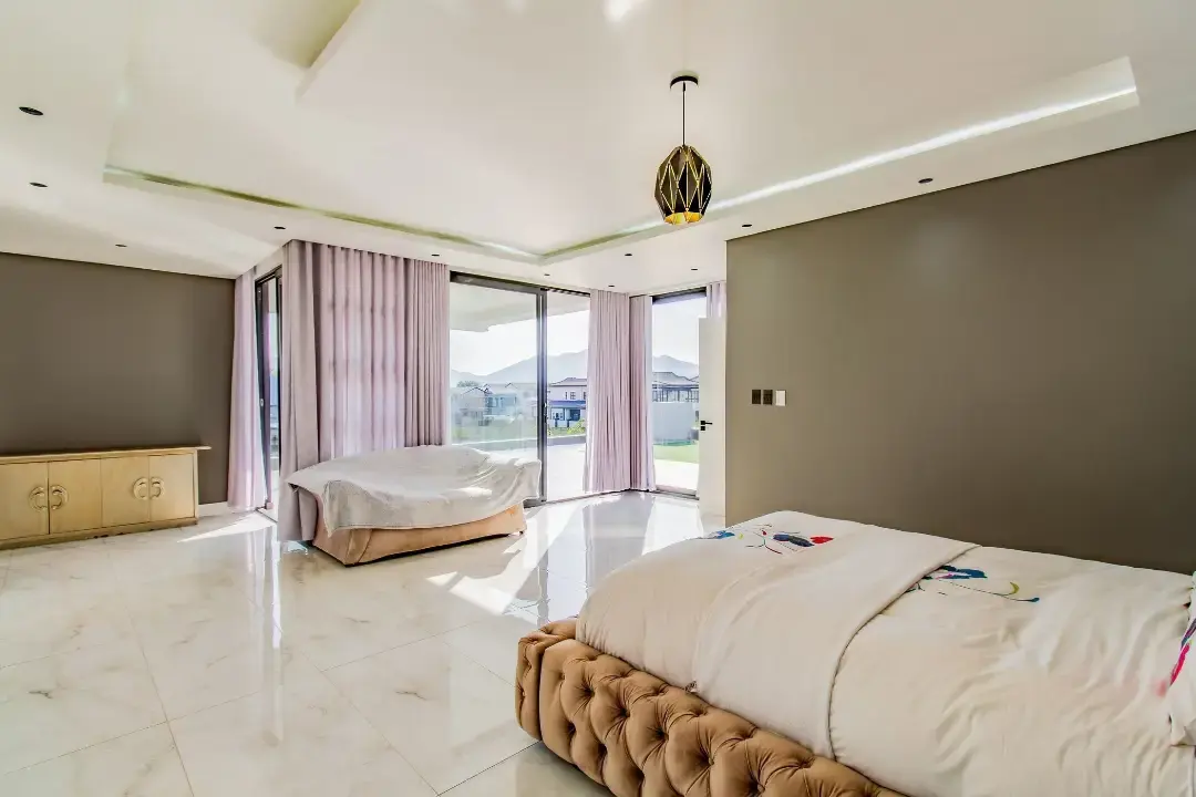 Six-Bedroom Waterfront Residence, The Islands Estate, Hartbeespoort: photograph 17 of 20