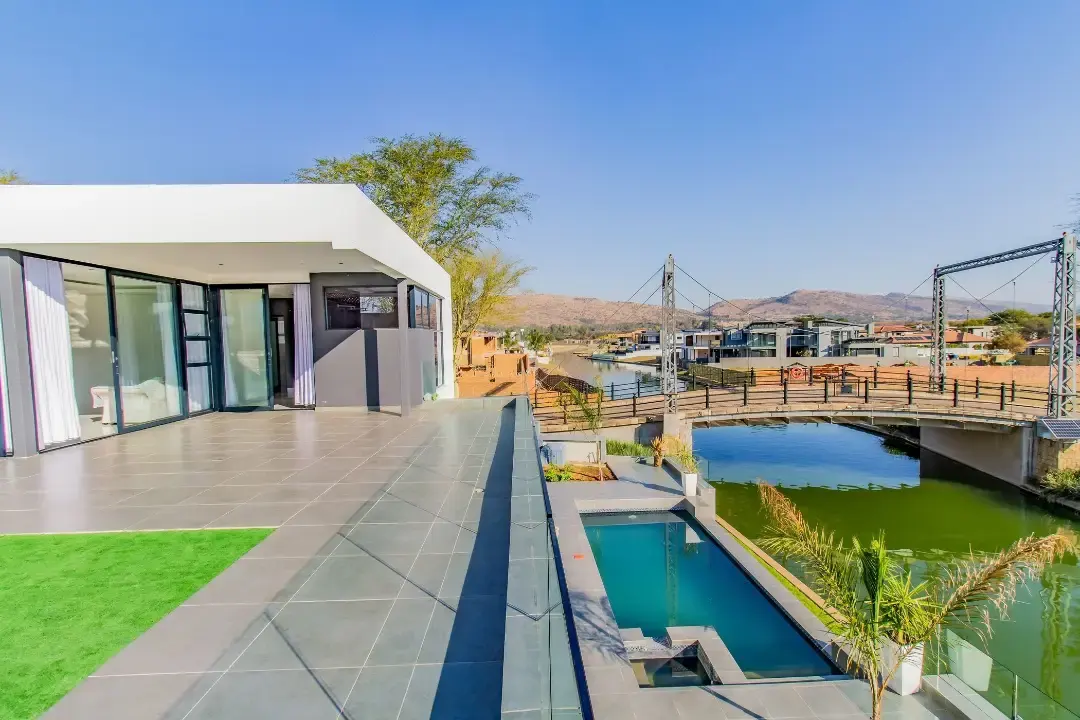 Six-Bedroom Waterfront Residence, The Islands Estate, Hartbeespoort: photograph 19 of 20