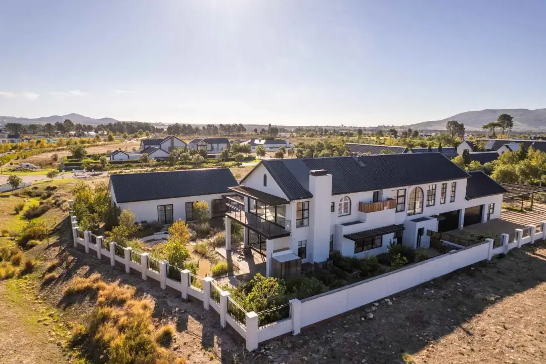 Multi-Level Home on a 3,005 m² Stand in The Reserve, Val de Vie Estate, Paarl: photograph 2 of 20