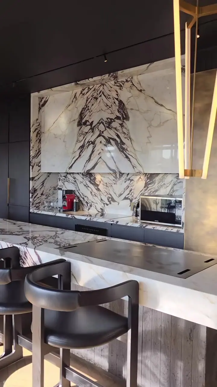 The Black Coffee Penthouse, photograph 3