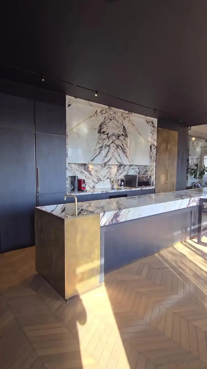 The Black Coffee Penthouse, photograph 4